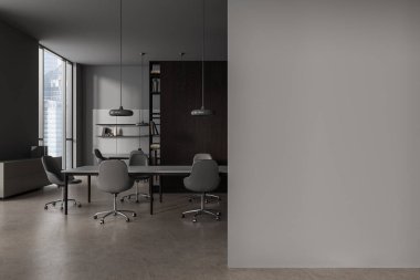 Gri duvarları, beton zemini, gri sandalyeli ve sağında boş duvar olan iki uzun konferans masası olan şık ofis odası. 3d oluşturma