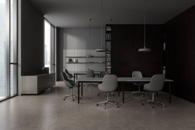 İçi masa ve sandalyelerle dolu karanlık ofis, Singapur gökdelenlerinin panoramik penceresi. Minimalist çalışma ya da bölmeli öğrenme alanı ve büfeli minimalist raf. 3B görüntüleme