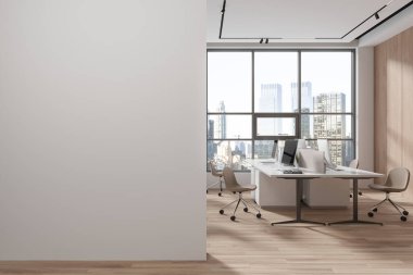 Beyaz ve ahşap duvarları, ahşap zemini, büyük bilgisayar tabloları şehrin manzaralı penceresinin yanında duran ve solunda uzay duvarını kopyalayan şık açık uzay ofisinin içi. 3d oluşturma