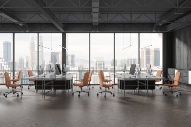 Gri ve ahşap duvarları, panoramik pencereleri şehir manzaralı ve yanında turuncu sandalyeler olan bilgisayar masaları olan şık bir açık uzay ofisi. 3d oluşturma