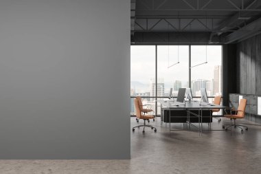 Koltukların ve bilgisayarın olduğu karanlık bir iç mekan, Kuala Lumpur gökdelenlerinin panoramik penceresi. Modern ofis çalışma alanı ve boş fotokopi duvarı. 3B görüntüleme