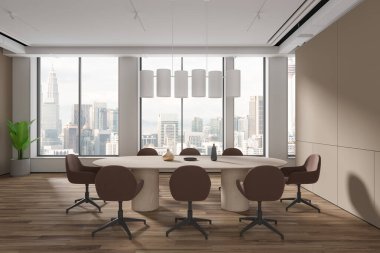 Bej ofis içi koltuklar, toplantı masası, ahşap zemin. Bitki ve minimalist dekorasyonlu konferans alanı, Kuala Lumpur gökdelenlerinin panoramik penceresi. 3B görüntüleme