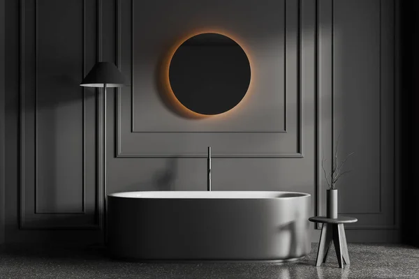 黑暗浴室内部与浴缸与侧桌子与花瓶 镜子在造型墙和灰色混凝土地板上的灯 现代公寓传统的浴室设计 3D渲染 — 图库照片