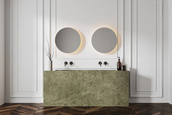 Interior Banheiro Moderno Com Paredes Brancas Piso Madeira Escura Maciça — Fotografia de Stock