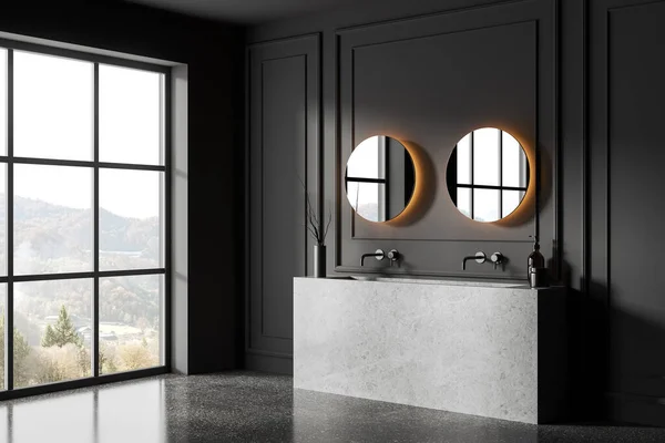 ダークホームバスルームのインテリアにはダブルシンクと石の虚栄心 サイドビューの成形壁に2つの丸い鏡 入浴用アクセサリー 田舎のパノラマウィンドウ 3Dレンダリング — ストック写真