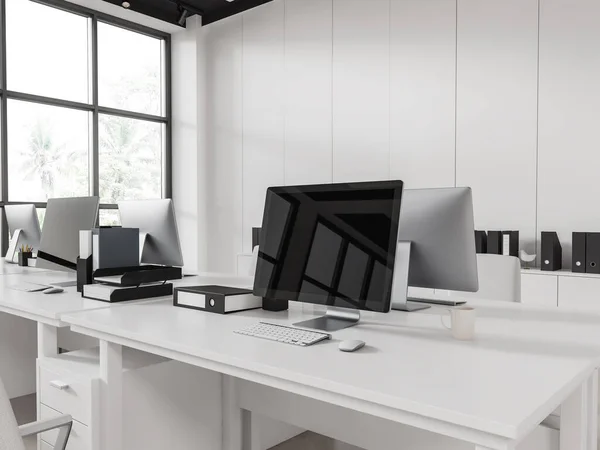 Gezicht Computerscherm Met Blanco Scherm Witte Tafel Modern Kantoor Met — Stockfoto
