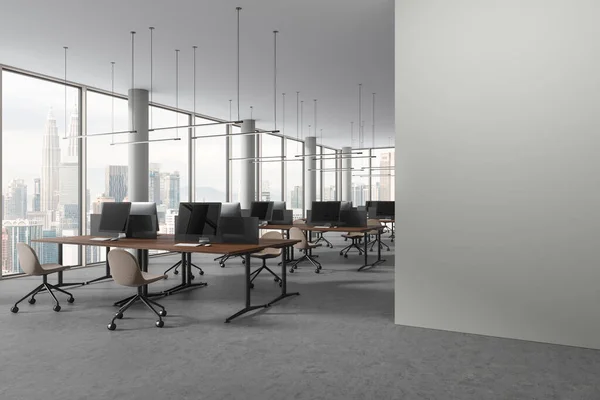 Roh Moderní Otevřené Kanceláře Bílými Sloupy Betonovou Podlahou Panoramatickými Okny — Stock fotografie