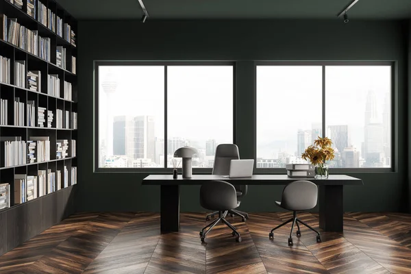 Dunkles Home Office Interieur Mit Laptop Auf Holzschreibtisch Minimalistisches Bücherregal — Stockfoto