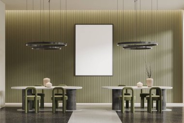 Yeşil ve beyaz duvarları olan modern restoranın içi, taş zemin, yeşil sandalyeli uzun oval masalar ve dikey poster çerçevesi. 3d oluşturma