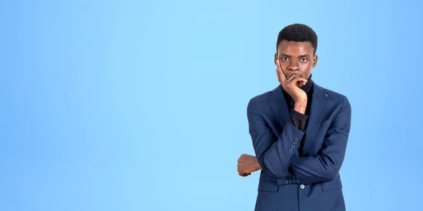 Portret Troskliwego Młodego Afroamerykanina Myślącego Biznesmena Stojącego Ręką Podbródku Stojącego — Zdjęcie stockowe