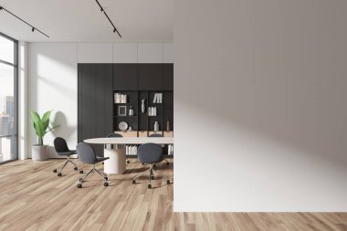 İçi sandalye ve pansiyonla dolu beyaz bir toplantı. Rafta süsleme ve ahşap döşeme var. Kuala Lumpur 'daki konferans alanı panoramik penceresi. Boşluk bölünmesini kopyala. 3B görüntüleme