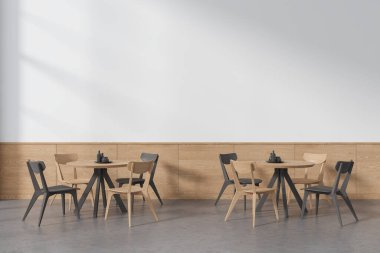 Minimalist kafeteryanın içinde ahşap sandalyeler ve sıra sıra masa, gri beton zemin. Restoran İskandinav tasarımı ile rahatlama ve yeme alanı. Boş beyaz duvar yap. 3B görüntüleme