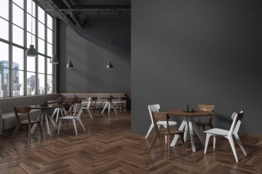 Gri duvarları olan şık bir restoranın içi, koyu ahşap zemin, rahat gri koltuklar ve yuvarlak masaların yanında duran ahşap sandalyeler ve sağdaki uzay duvarının kopyası. 3d oluşturma