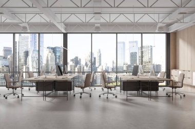 Beyaz ve ahşap duvarları, panoramik pencereleri şehir manzarası olan ve yanında bej sandalyeler olan bilgisayar masaları olan modern açık uzay ofisinin içi. 3d oluşturma