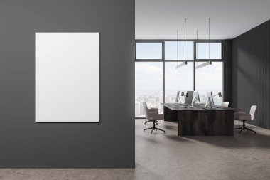 Karanlık çalışma odasının içinde ortak masa ve bilgisayar monitörleri var. New York 'ta panoramik pencereli bir iş yeri. Bölümdeki tuval posterini taklit et. 3B görüntüleme