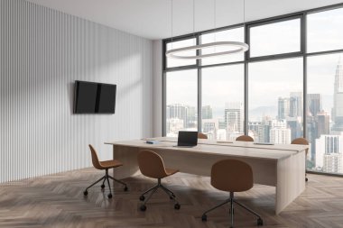 Konferans masası, koltukları ve ahşap zemini olan rahat bir ofis odası. Bilgisayarlı ve televizyonlu yan görüş alanı, Kuala Lumpur 'daki panoramik pencere. 3B görüntüleme