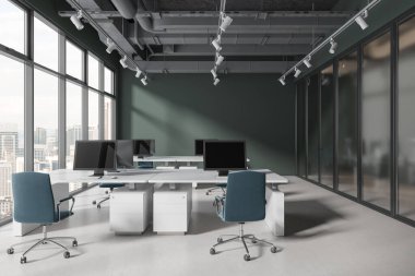 İçinde ofis koltukları olan yeşil bir çatı katı, parlak beton zemin. Bilgisayarlı kapalı cam çalışma alanı. Kuala Lumpur şehir manzarasında panoramik pencere. 3B görüntüleme