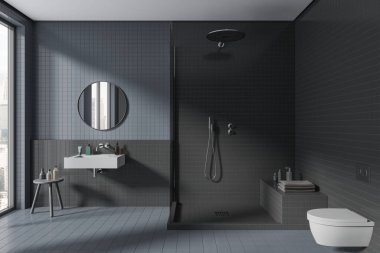 Mavi ve gri banyo içi lavabo ve duşla kaplı, duvar asılı tuvalet ve gökdelenlere panoramik pencere. Havluyla hazırlanmış banyo şişeleri, aksesuarlar. 3B görüntüleme