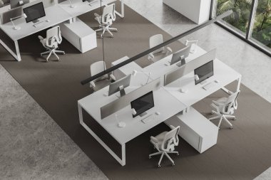 Beyaz ofisin iş yerinin en üst görüntüsü bilgisayar monitörleri ortak masada, koltuklar halının üzerinde. Minimalist mobilyalar ve teknolojiyle rahat bir çalışma alanı. 3B görüntüleme