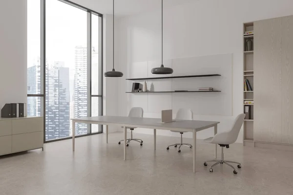 Interno Affari Open Space Bianco Con Tavolo Lungo Tre Sedie — Foto Stock