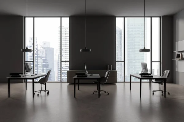 Dunkler Arbeitsbereich Mit Stühlen Und Auf Schreibtisch Reihe Grauer Betonboden — Stockfoto