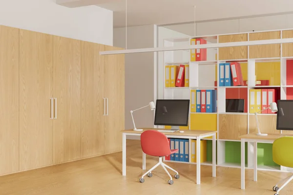 Kolorowe Wnętrze Przestrzeni Roboczej Krzesłami Komputerem Biurku Boczna Podłoga Drewna — Zdjęcie stockowe