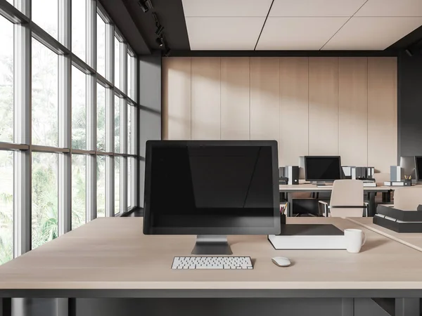 木のテーブルの上に立っている黒いスクリーンが付いているコンピュータ表示の灰色および木の壁のスタイリッシュな企業のオフィスの眺め 技術とコミュニケーション 3Dレンダリング — ストック写真