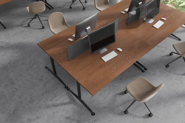 콘크리트 바닥과 베이지색 의자와 컴퓨터 테이블 사무실의 커뮤니케이션 렌더링 — 스톡 사진