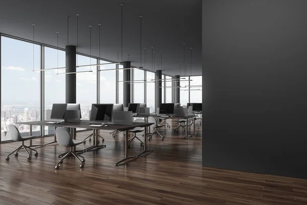 Ecke Des Stilvollen Großraumbüros Mit Grauen Säulen Holzboden Panoramafenster Mit — Stockfoto