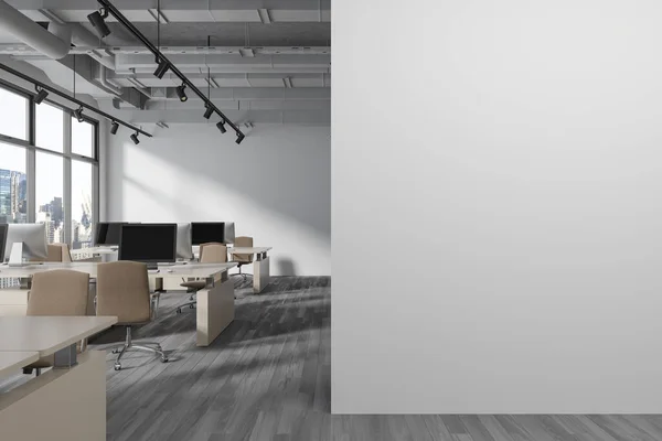 白色的工作空间内部与椅子和办公桌与Pc监视器排成一排 灰色硬木地板 纽约摩天大楼的全景窗户 模拟复制空间墙壁分区 3D渲染 — 图库照片