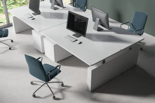 책상에 컴퓨터 가벼운 콘크리트 바닥에 의자와 인테리어의 팀워크를위한 미니멀 가구와 — 스톡 사진