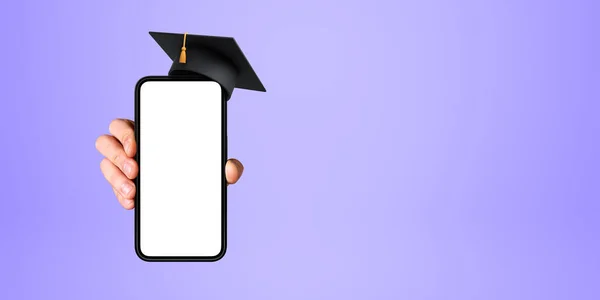 手举手机造型空白显示与毕业帽 空紫色背景 网上教育 电子学习和职业选择的概念 — 图库照片