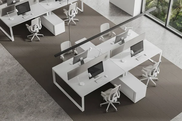白色办公室内部的顶部视图 共用桌子上有个人专用监视器 地毯上有一排扶手椅 舒适舒适的工作空间与简约的家具和技术 3D渲染 — 图库照片
