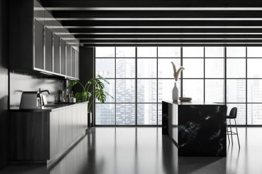 Karanlık mutfak odasının iç tarafında panoramik pencere, bar tabureli ada, gri mermer duvar, beton zemin, lavabo, gaz ocağı, kahve makinesi. Minimalist tasarım kavramı. 3d oluşturma