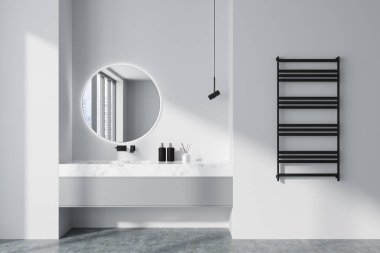 Lavabo, yuvarlak ayna, beyaz duvarlar, beton zemin, sıvı sabun, şehrin gökdelenlerinin yansıttığı panoramik pencere. 3d oluşturma