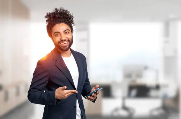 Glad Arabisk Affärsman Hand Pekar Smartphone Ler Porträtt Suddiga Kontorsrum — Stockfoto