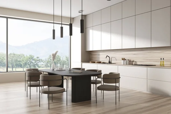 Eckblick Auf Helle Kücheneinrichtung Mit Panoramafenster Esstisch Sesseln Weißer Wand — Stockfoto