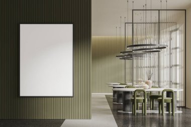 Yeşil ve beyaz duvarları olan modern restoranın içi, taş zemin, yeşil sandalyeli uzun oval masalar, cam bölmeler ve dikey poster çerçevesi. 3d oluşturma