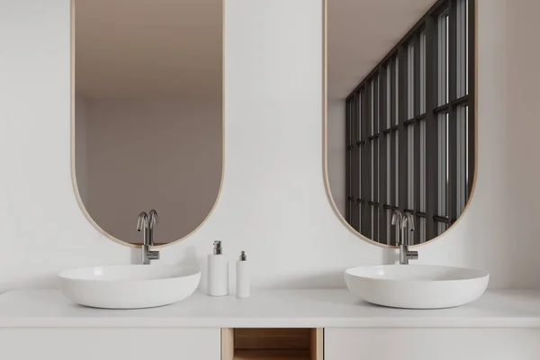 Interieur Eines Modernen Badezimmers Mit Weißen Wänden Komfortablem Doppelwaschbecken Auf — Stockfoto