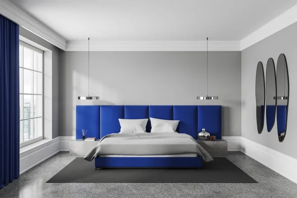 Mavi Beyaz Otel Odasının Yatağı Aynalı Komodin Beton Zeminde Halı — Stok fotoğraf