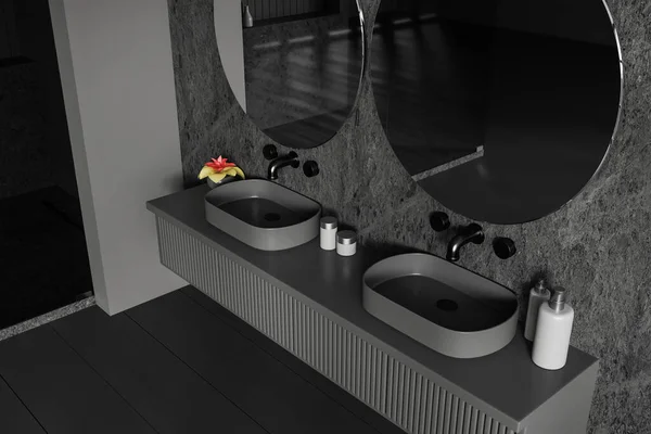 ダークホテルのトップビュー ダブルシンクと2ラウンドミラー ブラックパネルフロアのバスルームインテリア バニティのアクセサリーや装飾が施されたスタイリッシュな洗面台 3Dレンダリング — ストック写真