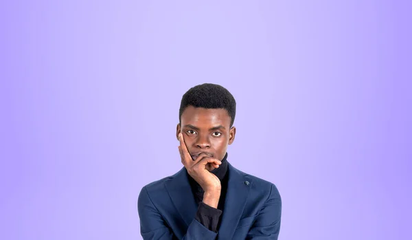 Портрет Молодого Афроамериканського Бізнесмена Який Думає Стоїть Рукою Підборідді Стоїть — стокове фото