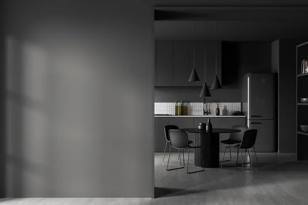 Ciemne Wnętrze Kuchni Domowej Stołem Krzesłami Szara Betonowa Podłoga Kuchnia — Zdjęcie stockowe