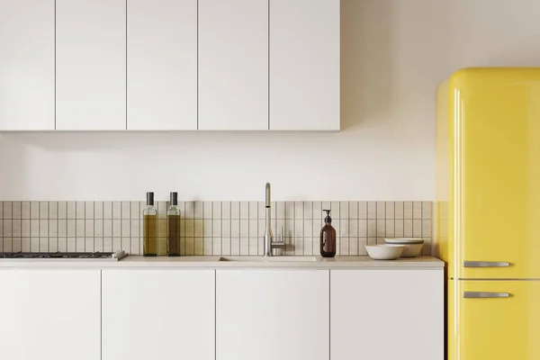 Mutfak Mutfağının Içinde Lavabo Soba Dolaplı Sarı Buzdolabı Mutfak Gereçleri — Stok fotoğraf
