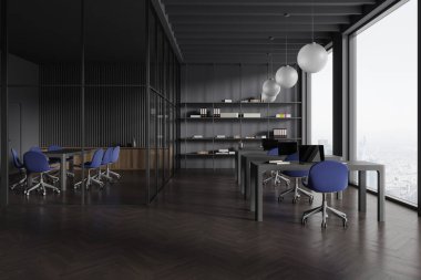 Çalışma odası, cam konferans odası, sandalyeler ve yemek odası olan karanlık bir ofis. Masadaki dizüstü bilgisayar, içinde belgeler ve gökdelenlerin panoramik penceresi olan raf. 3B görüntüleme
