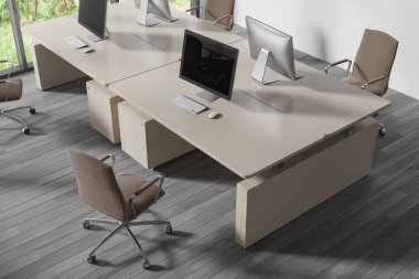 Çalışma masasında bilgisayar monitörleri, gri ahşap zeminde koltuklar var. Minimalist mobilyaları ve teknolojisi olan şık bir ofis. 3B görüntüleme