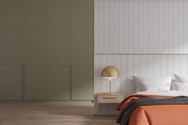 Beyaz ve yeşil şık otel odasının iç yatağı, altın lambalı komodin, ahşap zemin. Minimalist tasarımı, aksan duvarı ve rafı olan şık bir dinlenme odası. 3B görüntüleme