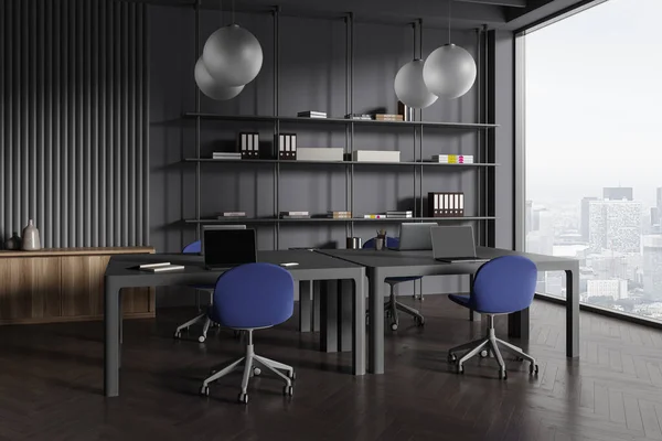 Dunkles Coworking Interieur Mit Tisch Und Stühlen Seitenansicht Hartholzboden Bibliothek — Stockfoto
