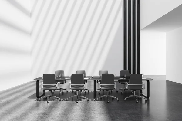 Gemütliche Besprechungsräume Mit Sesseln Und Schwarzen Holzbrettern Grauer Betonboden Geschäftskonferenzräume — Stockfoto