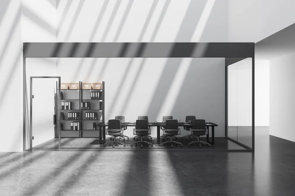 白いガラスの会議室の内部は列およびテーブルのアームチェア 影が付いている灰色のコンクリートの床を備えています ビジネスロフトの廊下およびドア 文書が付いている棚 3Dレンダリング — ストック写真